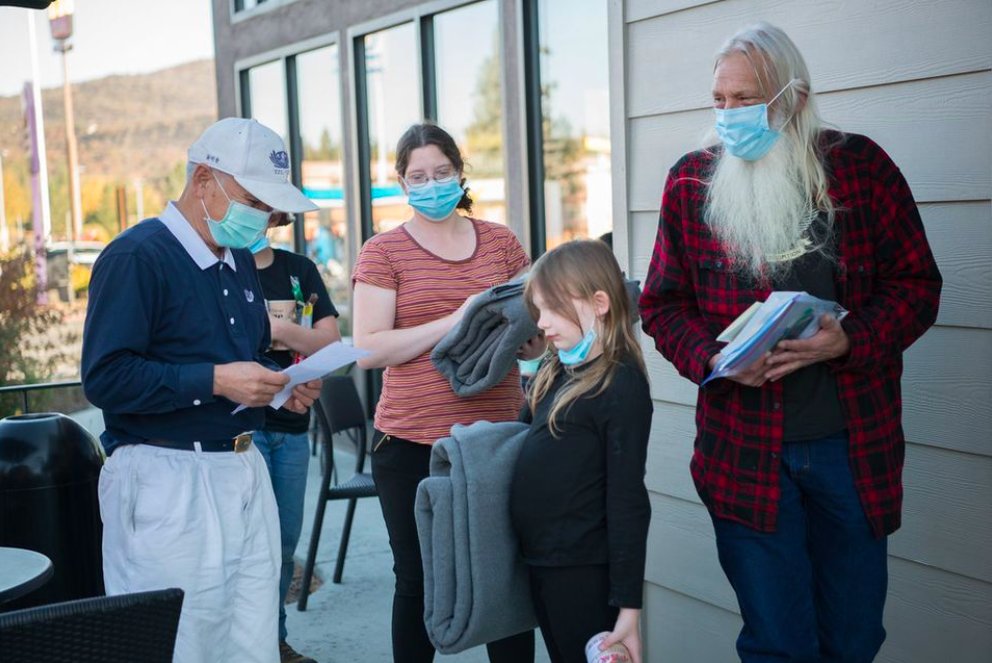 TzuChiUSA's tweet photo. This past weekend, #TzuChiNorthwest volunteers drove far out to distributed $8.9K in relief &amp; more after the #SlaterFire - benefitting 20 separate households staying near Highway 5 in #ReddingCA &amp; #YrekaCA. Help us #DoMore for families after #wildfire: https://t.co/LM9CNmySEZ https://t.co/l9DH8dtkfa