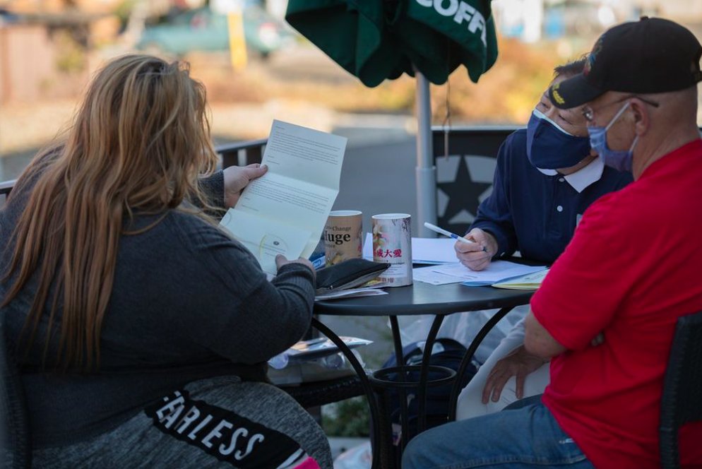 TzuChiUSA's tweet photo. This past weekend, #TzuChiNorthwest volunteers drove far out to distributed $8.9K in relief &amp; more after the #SlaterFire - benefitting 20 separate households staying near Highway 5 in #ReddingCA &amp; #YrekaCA. Help us #DoMore for families after #wildfire: https://t.co/LM9CNmySEZ https://t.co/l9DH8dtkfa