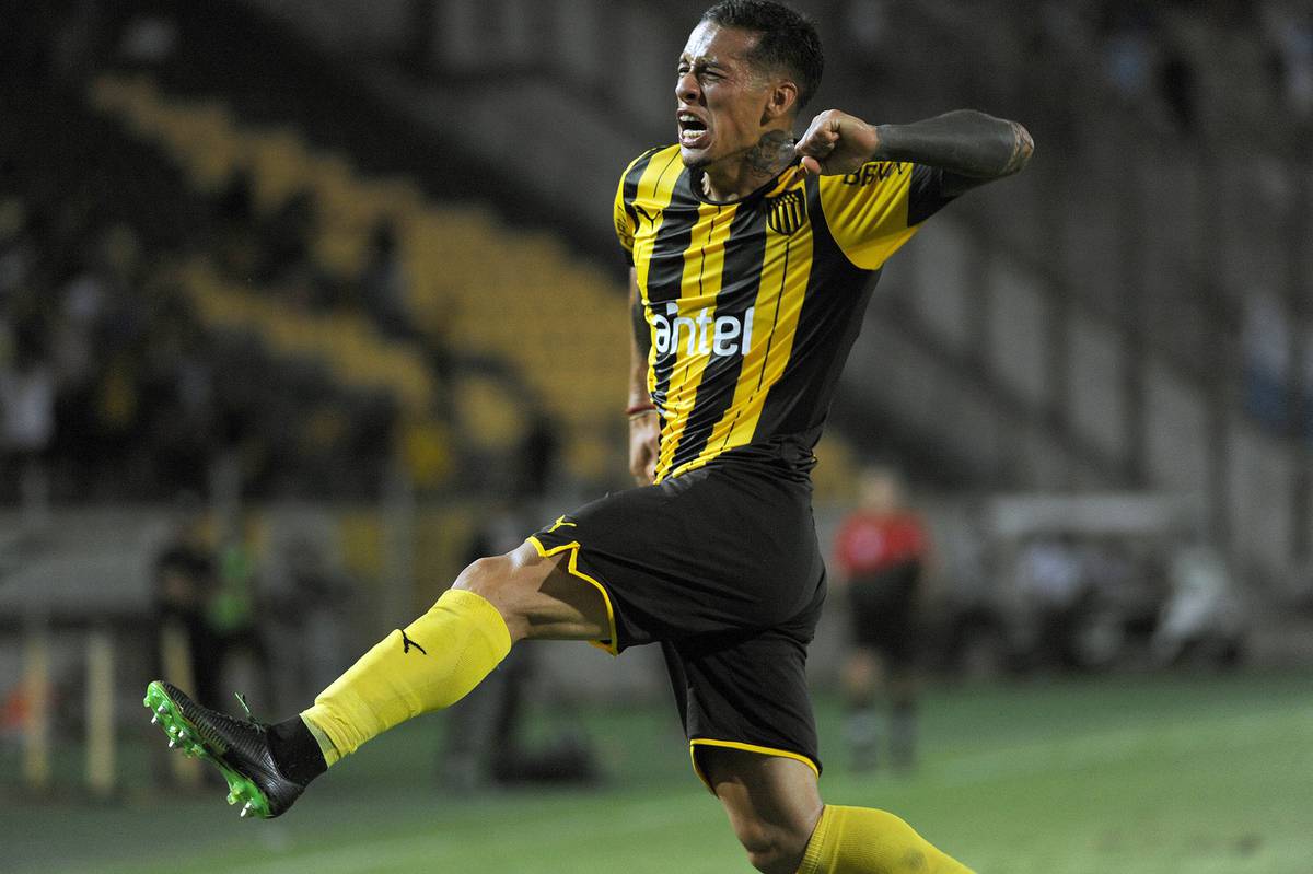El hincha de Peñarol debe empezar a valorar más a Trindade. Parece que venir de Racing y no tener un apellido conocido a nivel mundial es un pecado mortal. Hace rato es, por escándalo, el mejor jugador que tiene el mirasol. 

Ah, y no falta nunca.