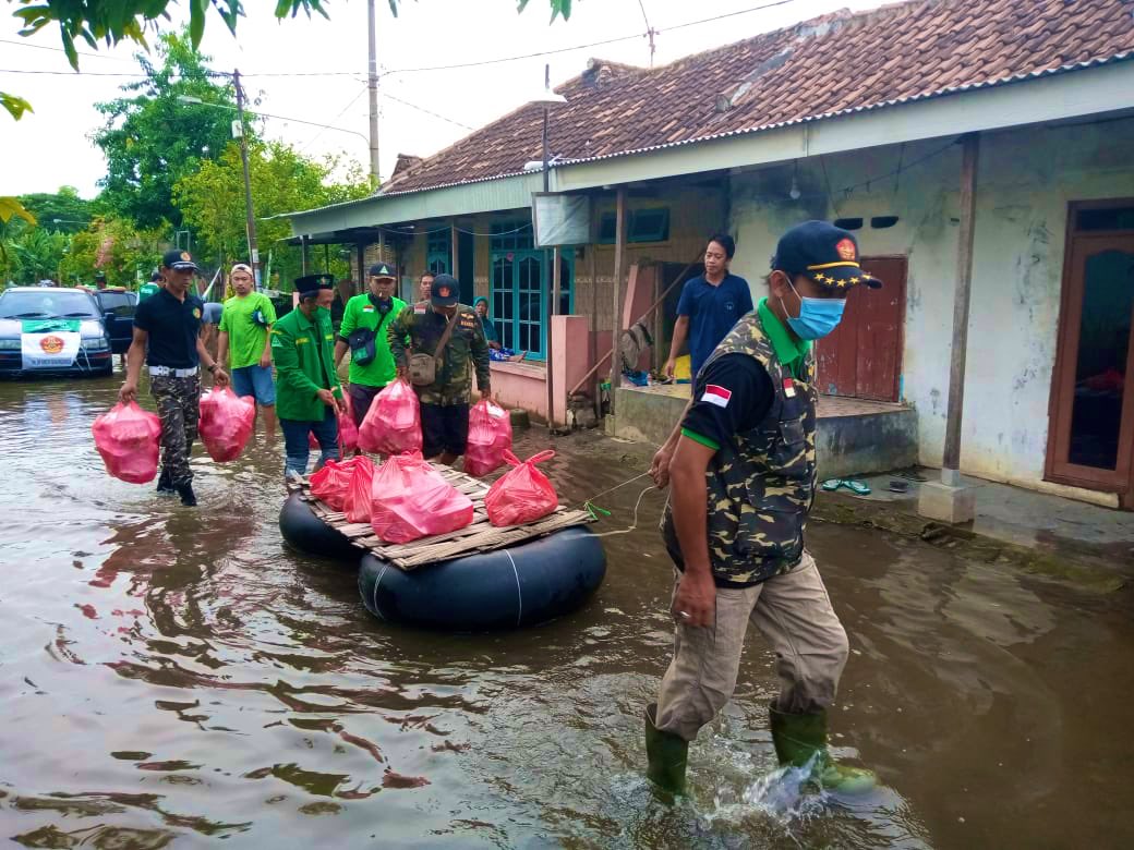 Anto_NUid's tweet photo. Sudah 5 hari rumah warga tergenang air ,maaf Cm ini yg kita berikan untuk mereka.
Terima kasih para donatur yg sudah mempercayai: #PRGPAnsorGununggangsir , beji , bangil untuk kerjasama&amp;kepedulianya.

#AlharokahBarokah

@Ansor_Satu @Official_Ansor @pwansorjatim @Banser_CyberNU https://t.co/NwuVgsxS2y