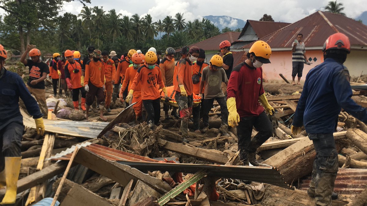 BSN_MAKASSAR's tweet photo. TemanSAR, tidak ada AKU, tidak ada KAMU.. yang ada hanya KITA...

tidak perlu membanggakan nama sendiri saat terjadi bencana, semua saling bekerja sama tanpa melihat logo pakaian.

Semoga temanSAR baik-baik saja semua ya.. 💪😎 https://t.co/2D2eV2qrvF