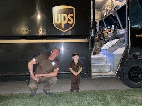 ShawneKoch's tweet photo. We may have the worlds biggest UPS fan in Braxton!! 1 of Davenports drivers helping build memories in a community! Thank you Jason for making a difference in a community while proudly representing UPS in the best way!! #futureupser @Stephanie_Dex @TimPope007 @ericgriffin86 https://t.co/mPXmzDstwL