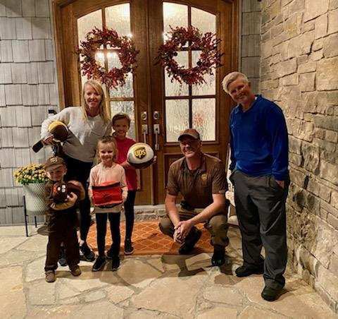 ShawneKoch's tweet photo. We may have the worlds biggest UPS fan in Braxton!! 1 of Davenports drivers helping build memories in a community! Thank you Jason for making a difference in a community while proudly representing UPS in the best way!! #futureupser @Stephanie_Dex @TimPope007 @ericgriffin86 https://t.co/mPXmzDstwL
