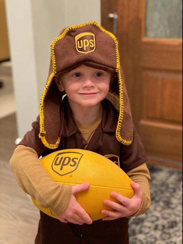 ShawneKoch's tweet photo. We may have the worlds biggest UPS fan in Braxton!! 1 of Davenports drivers helping build memories in a community! Thank you Jason for making a difference in a community while proudly representing UPS in the best way!! #futureupser @Stephanie_Dex @TimPope007 @ericgriffin86 https://t.co/mPXmzDstwL