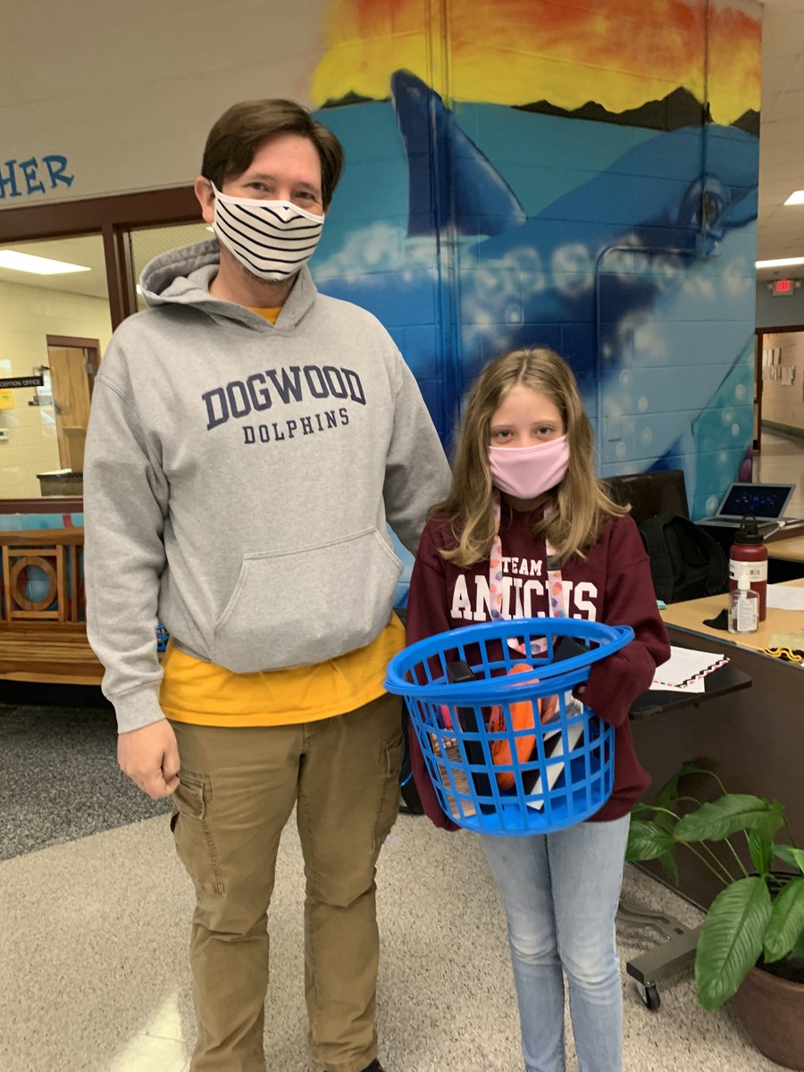 LanaSheltonLow's tweet photo. #DFL Coupon Book Art Contest winners &amp; their fabulous prizes!  Mr. Menefee Is so proud of these students! @Jeanheise1 @KnoxSchools @charitymenefee @DFLLibrary @DFLDogwoodES @aenotess https://t.co/2p5H1TPBwT