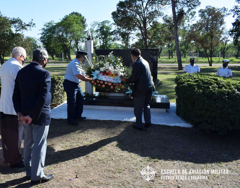 EAviacionMil's tweet photo. El martes 3 de noviembre se realizó una ceremonia en la #EAM por el 55° aniversario de la desaparición del avión Douglas DC-4 #TC48, el cual realizaba el 10° Viaje Final de Instrucción de la Promoción XXXI del Instituto.
#FuerzaAéreaArgentina #TC48 #Honor #FAA #Aviación #Militar https://t.co/QC2aFiAqLh