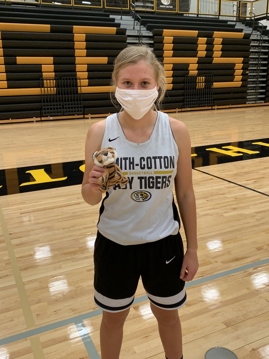 SCTigersGBB's tweet photo. 🏀TWO more #TenaciousTiger winners!!🏀
Freshman Zoey Hieronymus for stepping up and being a leader helping with the underclassmen
Senior Caroline Matz for always leading by example with hustle, hard work, and attitude.
Keep up the good work, ladies!! 🐯
#NewEra https://t.co/vs2ODY4MZt