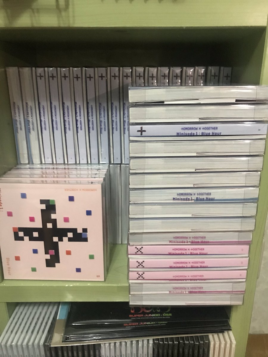 3AAA3aaa3B's tweet photo. TXT 투바투 개봉 앨범 양도 해요 

한장 0.3 

택배비 1~4장 0.3 4장이상 0.5

구성:PB+CD+behind book+lyric book+stick+box

2장이상 구매 가능만

디엠 주세요 

#TXT         
#TOMORROW_X_TOGETHER #투바투 #투모로우바이투게더 https://t.co/O6V2U4wM5F