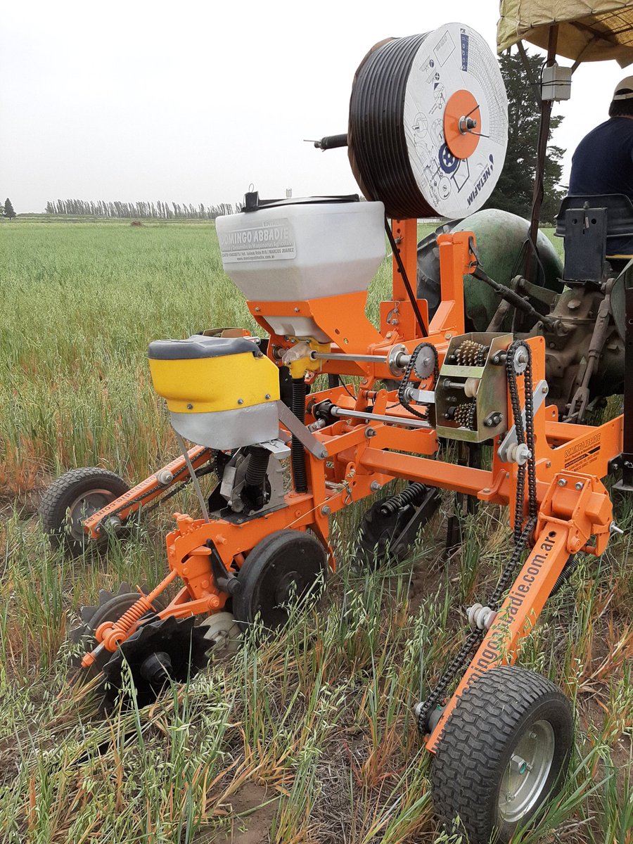 damicojp33's tweet photo. #SiembraDirecta de #Zapallo y #Sandía. Consolidando la #horticultura #conservacionista con esta #sembradora desarrollada específicamente para tal fin. Semilla, fertilizante y cinta de riego por goteo en una sola labor. #NoTillage #Hirticulture #INTAAscasubi https://t.co/BMbxLYR8TW