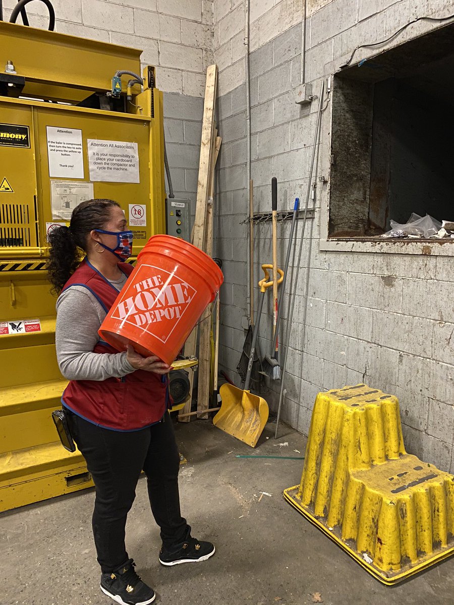 Lowes0632's tweet photo. Orange bucket down the trash! Blue buckets only!  @pro0632 @D899_RVA @BenitoKomadina @BoltzBill @AMiller_RVA @JoeMcFarland_ https://t.co/SAWCi7EXqB
