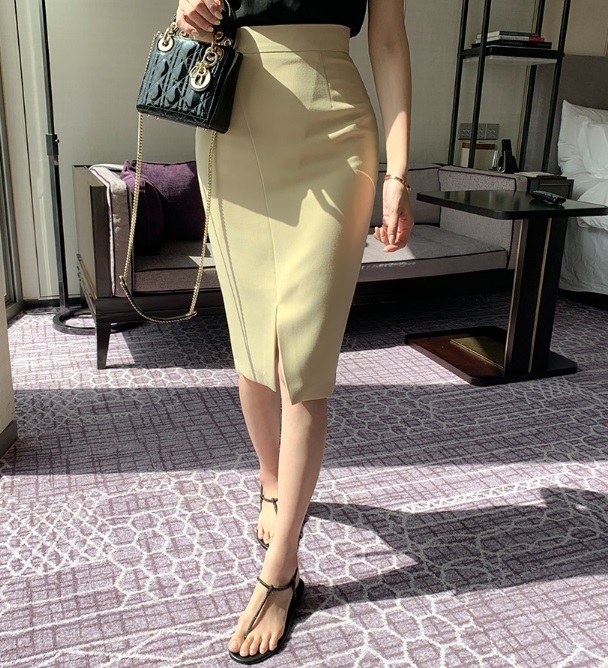 Buyma バイマ 海外ファッション通販サイト 真似する人続出 韓国ドラマ キム秘書は いったいなぜ で 主人公が着用 する きれいめ社会人ファッション が キム秘書 ルックとして話題に とろみブラウス 台形スカートスタイルは流行り廃れのない定番