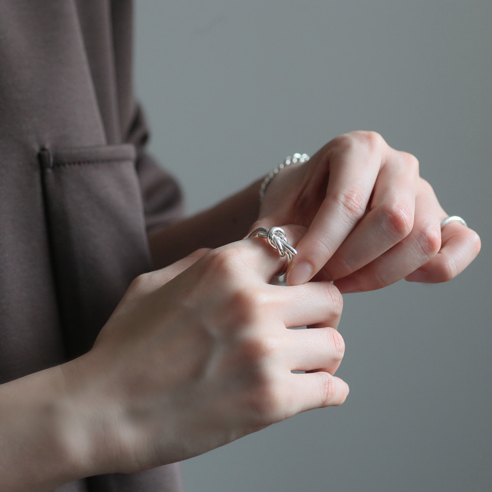 ＼シルバーリング好き集まれ！／
予算15000円くらいで買える、日本製オールハンドメイドのシルバアクセサリー！

▼UNKNOWN.（アンノウン）リングはこちら
store.eighthundredships.com/?mode=cate&cbi…

#unknown #アンノウン #アンノウンリング #リング #リング好き　#シルバーリング #プレゼント #ギフト