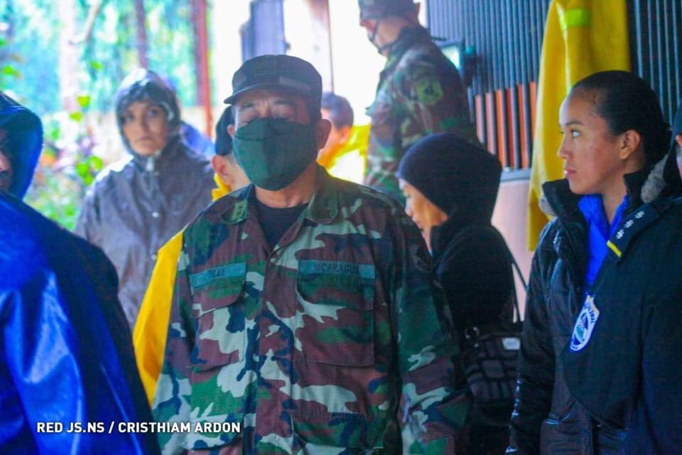 Policia Nacional y Ejercito de #Nicaragua despejan vías afectadas en Dipilto igualmente visitan casas en zonas de riesgo y movilizan familias a albergues.
#AlServicioDeLaComunidad
#HonorSeguridadServicio @vppolicial <a href="/EjercitoNic/">Ejército de Nicaragua</a> <a href="/VivaNicaragua13/">Viva Nicaragua</a>