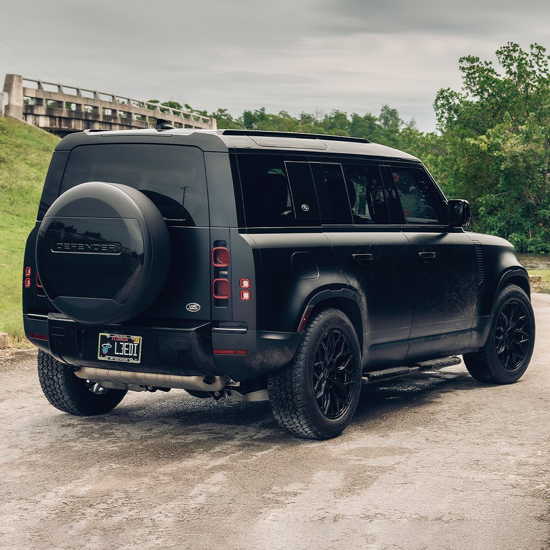 HYPEBEAST's tweet photo. #VossenWheels has given the #LandRover Defender a matte black makeover to match the brand’s classic Hybrid Forged HF-2 wheels. Check it out.
Photo: Vossen Wheels https://t.co/QIrDa1LgWn