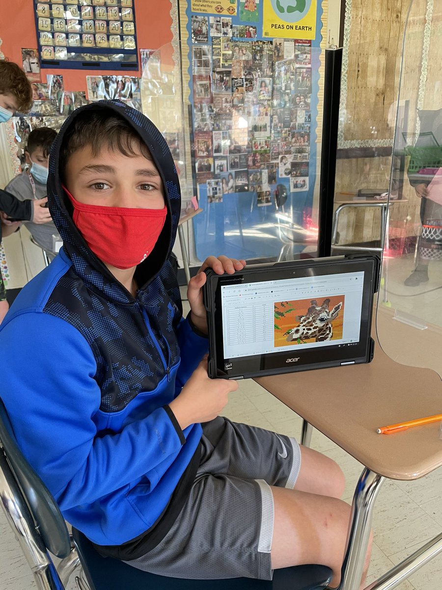 mathismythANG's tweet image. Is it a duck?
Is it a sloth?
Is it a cornucopia?
It’s a giraffe! 🦒 

Combining like terms with Pixel Art! 🎨