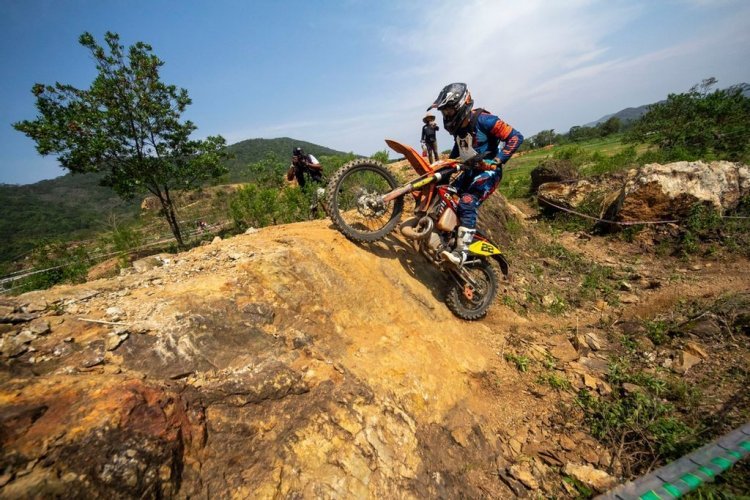 revistapro's tweet photo. Rômulo Bottrel volta ao pódio do Brasileiro de Enduro. Piloto mineiro obteve ótimos na quarta etapa, realizada em Rio Negrinho. https://t.co/nciijC9Q3r
#motocross #moto #enduro #2stroke #offroad #braaap #trail #braap #hardenduro #trilha #roia #ktm #yamaha #husqvarna #honda https://t.co/GvnHyKXiVt