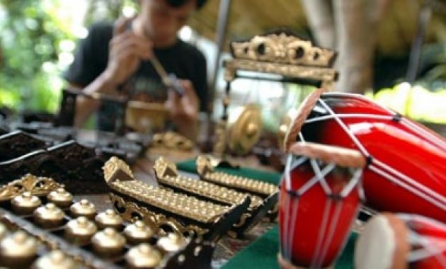 noval_vale's tweet photo. Gamelan merupakan sebuah alat musik yang memiliki bentuk unik, nah karena gamelan itu besar, tpi coba lah untuk membeli miniaturnya. Hampir di setiap toko souvenir yg ada di Bandung menjual miniatur tersebut. https://t.co/gIZNxUkssD