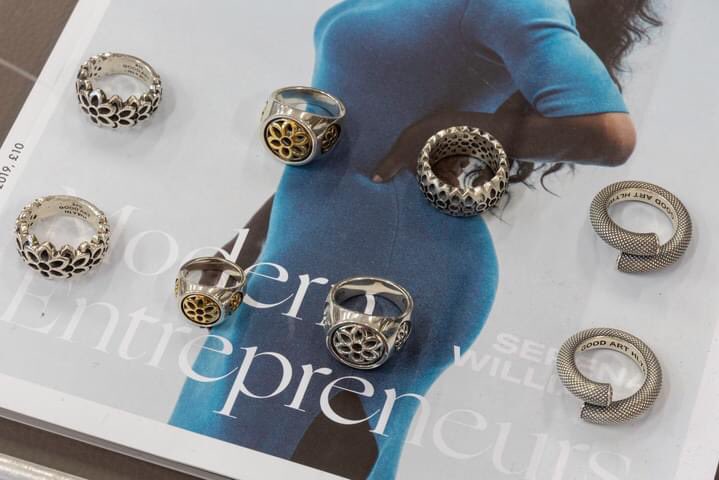 SilverDeerStore's tweet image. En esta temporada otoño – invierno tenemos novedades en ropa, calzado, libros, accesorios, grooming y joyería de marcas americanas, europeas y japonesas que combinan historia y calidad. Nuestra misión es ofrecer personalización del estilo a través de marcas de lujo para hombre.