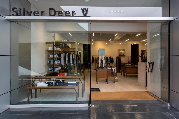 SilverDeerStore's tweet image. En esta temporada otoño – invierno tenemos novedades en ropa, calzado, libros, accesorios, grooming y joyería de marcas americanas, europeas y japonesas que combinan historia y calidad. Nuestra misión es ofrecer personalización del estilo a través de marcas de lujo para hombre.