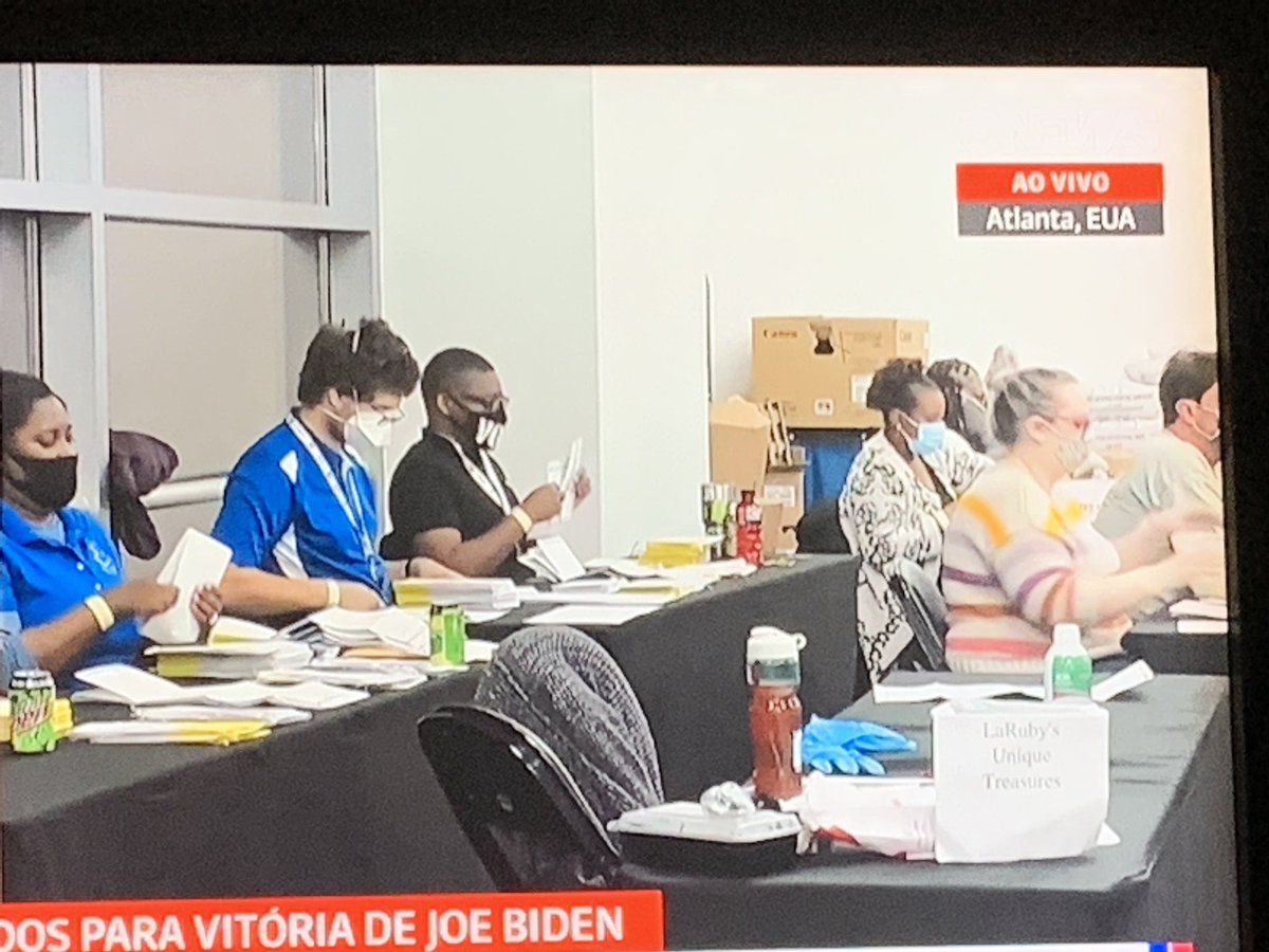 flaviaol's tweet photo. 🥵🥵🥵Vendo a galera na Geórgia na apuração dos votos, lembrei do meu primeiro estágio em estatística, aos 15 anos. Foi numa terceirizada da Dataprev, no Rio Comprido. Eu fazia exatamente isso: abria envelope e esticava formulários. https://t.co/nejjfdLL6p