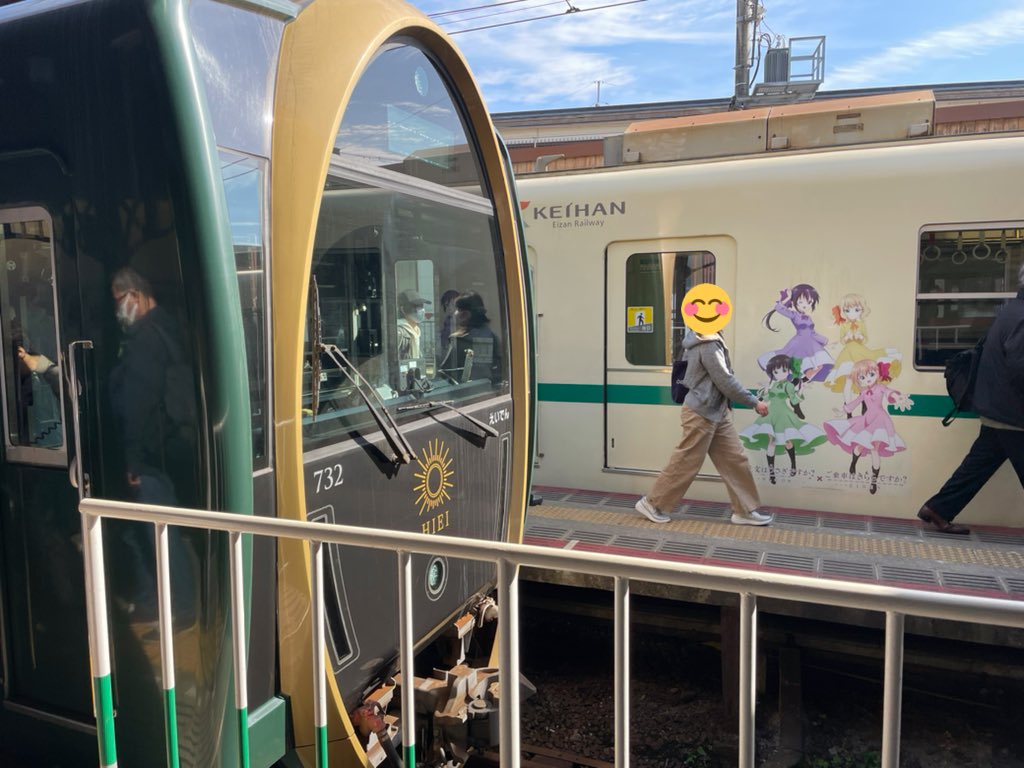 iedaV2's tweet photo. 叡山電車の観光列車「ひえい」と京阪のごちうさ号が並んでる…

というのを撮影しているファンの方がおられました！��(貴重なのかもしれない) https://t.co/t3rsHbkcCz