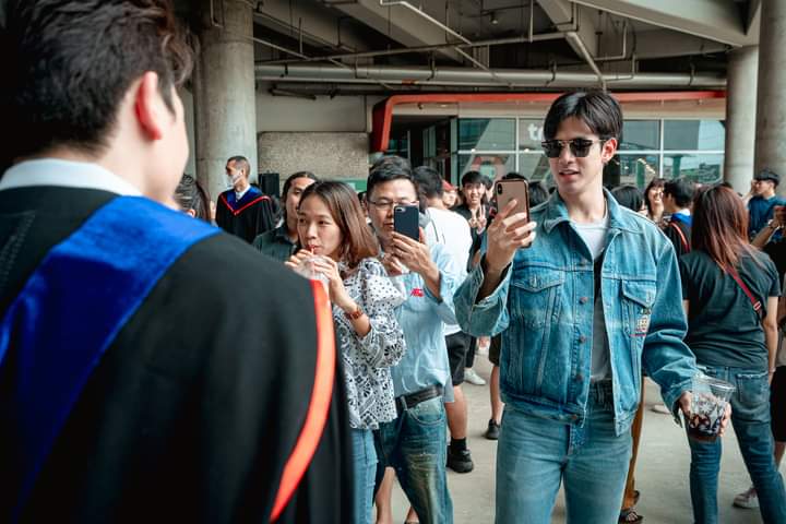 FilmtnpStudio's tweet photo. แอบพบเพื่อนบัณฑิตหล่อ 1 อัตรา @film_tnp20 🙂

cr. Nantpipat 
#filmthanapat #filmtnpstudio https://t.co/INbRYI0u97