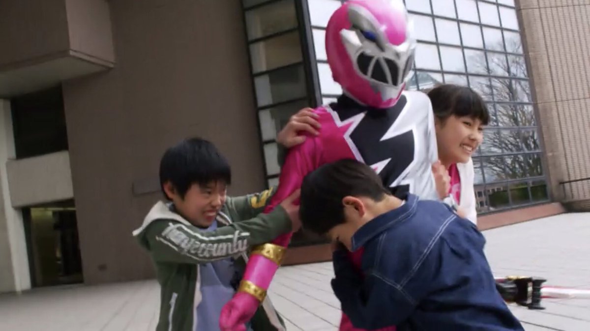 戦隊ヒロピン好き シン リュウソウピンク 変身前もかわいいしスーツ生地デザインも好きなんですが 欲を言えばもっとピンチ エロ系 が欲しかった