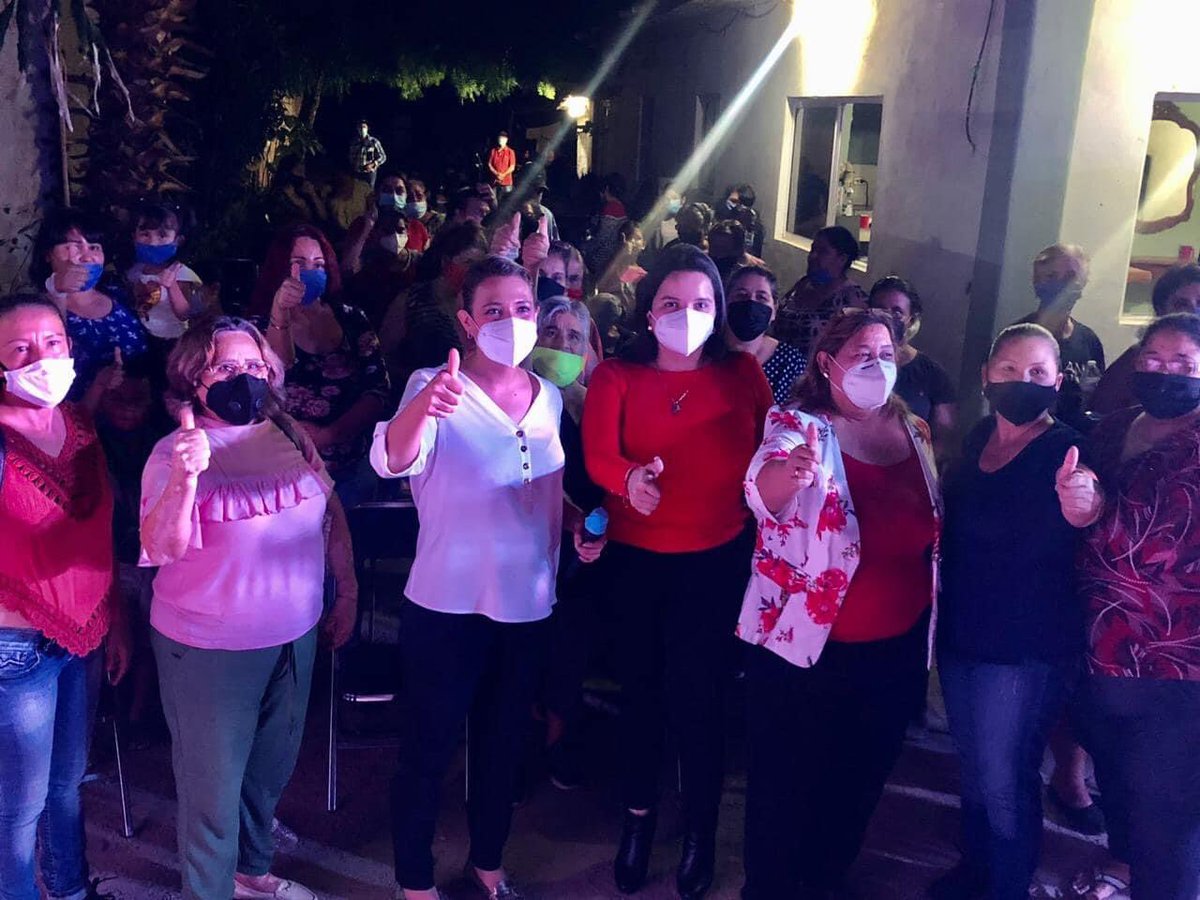 CinthiaVL's tweet photo. Acompañé a mi amiga @ErikaSMtz, Diputada Federal a la colonia 6 de enero, en casa de nuestra querida Rosalina Villalba, donde presentó su 2do. Informe. Reconocemos todo tu esfuerzo y compromiso. #PRISinaloa https://t.co/JWmvHioM4f