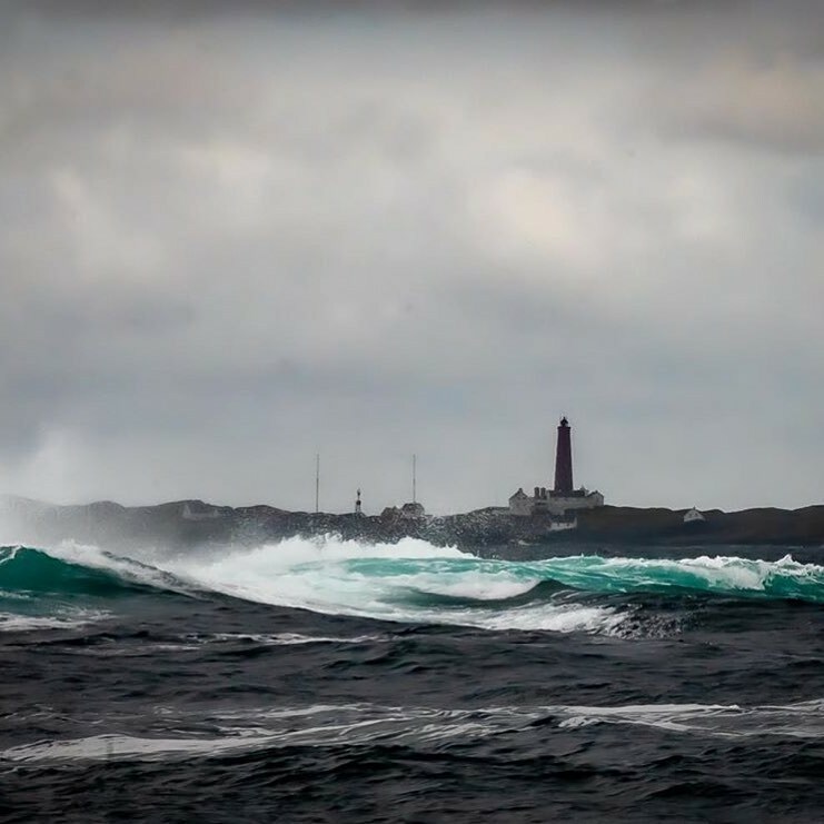 Når naturen viser sine krefter byr det på spektakulære opplevingar i trygge omgjevnader 🌊 
📸 @stig_steinsund 

#fjordkysten #fjordnorway #visitnorway #solund instagr.am/p/CHM5ggwsjtE/