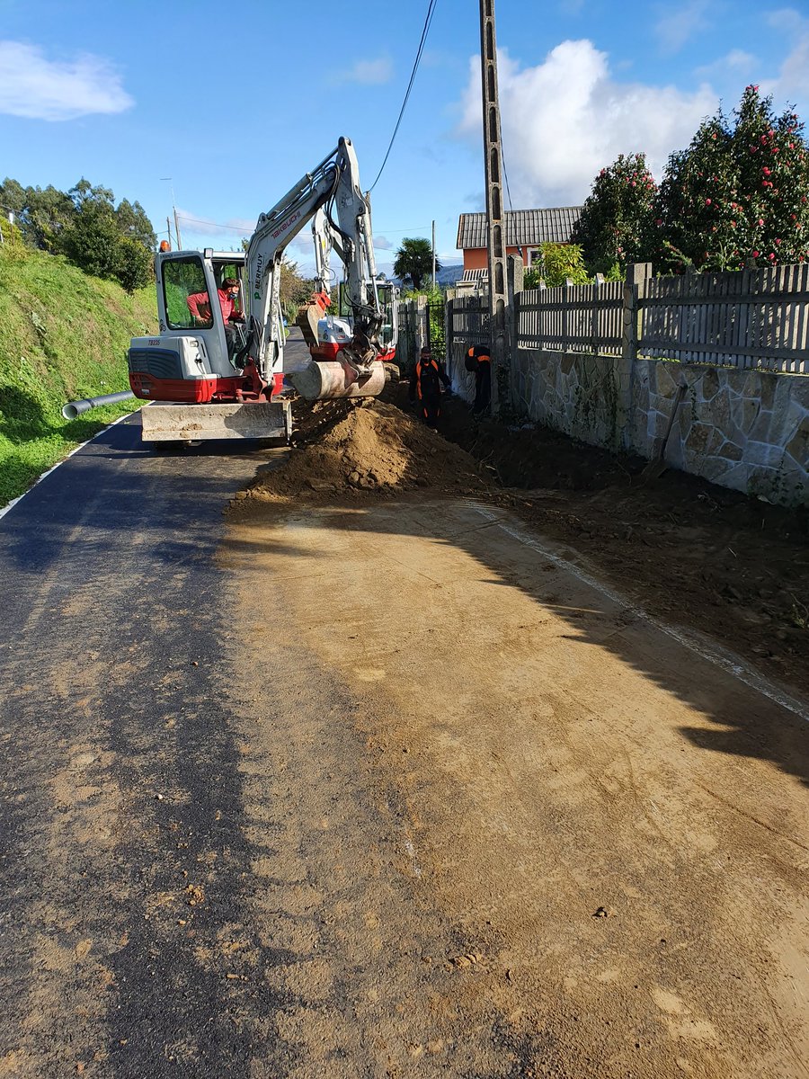 Mvfaraldo's tweet photo. Ayer @ConcelloMino inició construcción corredor #peatonal en #Viadeiro (#Castro) para mejorar seguridad de #vecinxs y #peregrinxs.
Será senda 300 m. largo y 1 m. ancho q comunicará local #social con núcleo de #Viadeiro.
Visitamos obra con Pdte.AAVV
#Miñotenpresente #Miñoéfuturo https://t.co/hnVaBhL7OA