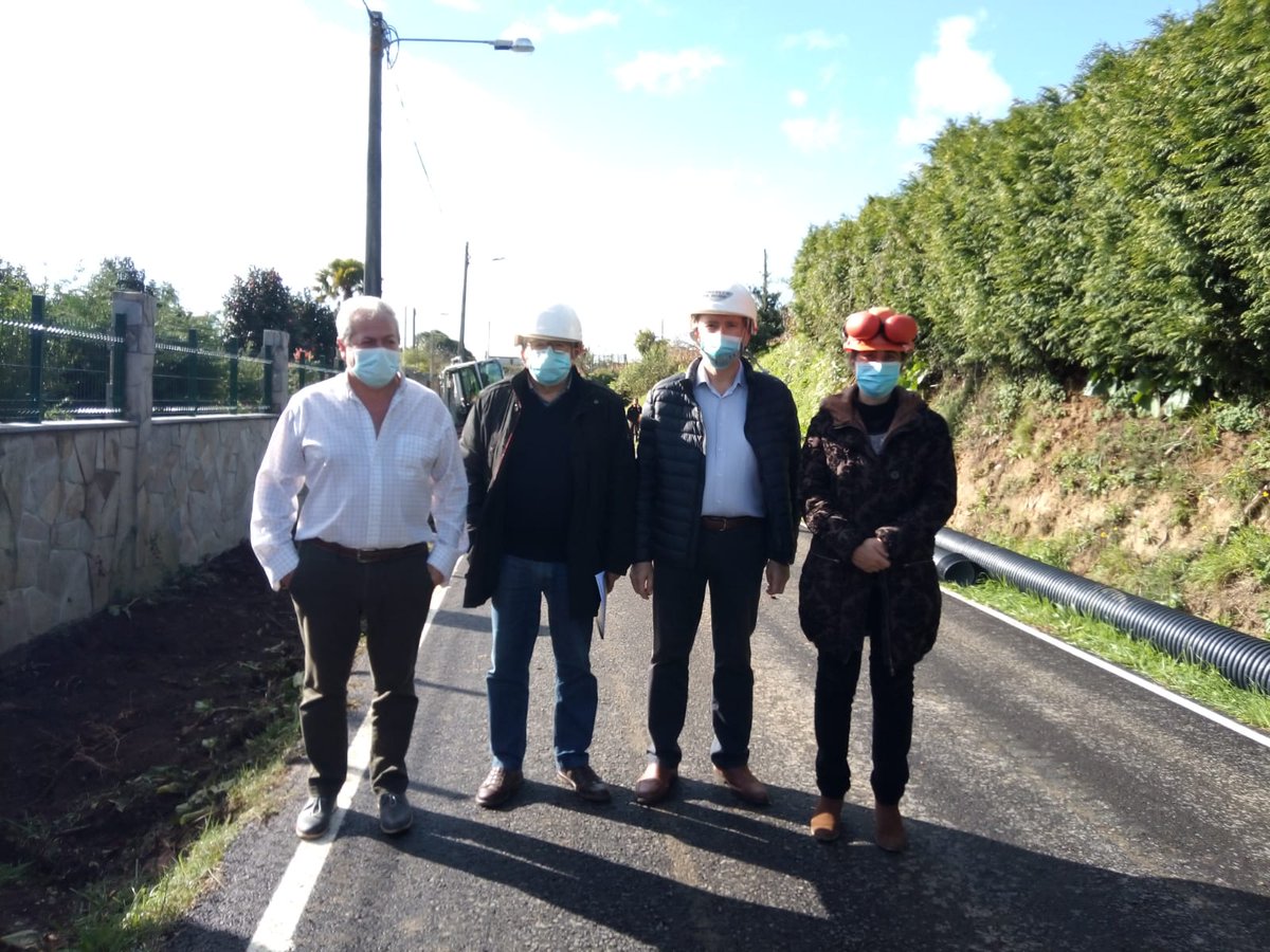 Mvfaraldo's tweet photo. Ayer @ConcelloMino inició construcción corredor #peatonal en #Viadeiro (#Castro) para mejorar seguridad de #vecinxs y #peregrinxs.
Será senda 300 m. largo y 1 m. ancho q comunicará local #social con núcleo de #Viadeiro.
Visitamos obra con Pdte.AAVV
#Miñotenpresente #Miñoéfuturo https://t.co/hnVaBhL7OA