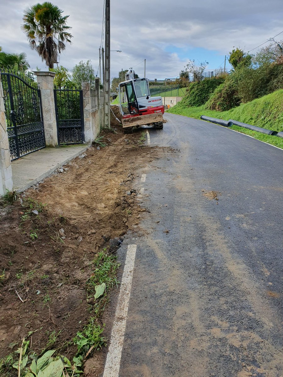 Mvfaraldo's tweet photo. Ayer @ConcelloMino inició construcción corredor #peatonal en #Viadeiro (#Castro) para mejorar seguridad de #vecinxs y #peregrinxs.
Será senda 300 m. largo y 1 m. ancho q comunicará local #social con núcleo de #Viadeiro.
Visitamos obra con Pdte.AAVV
#Miñotenpresente #Miñoéfuturo https://t.co/hnVaBhL7OA