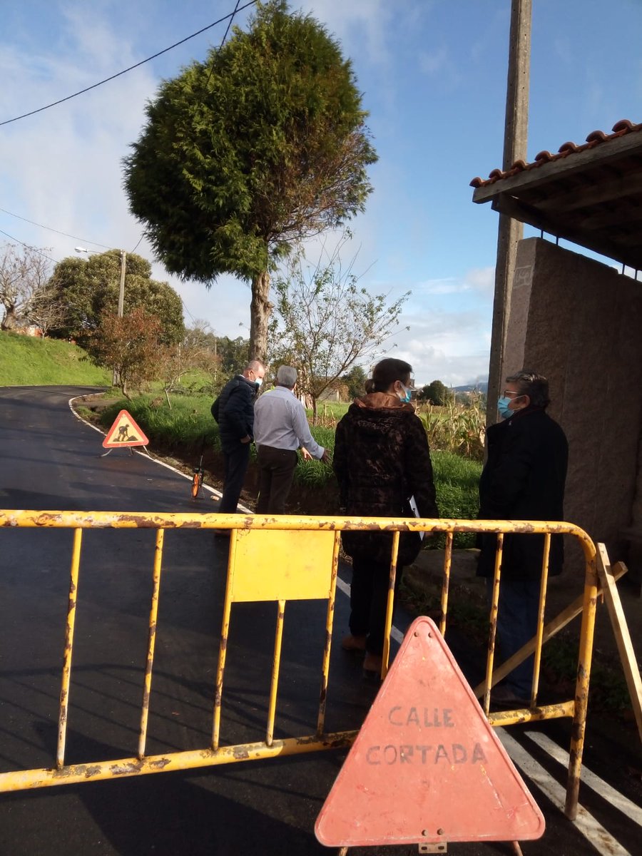 Mvfaraldo's tweet photo. Ayer @ConcelloMino inició construcción corredor #peatonal en #Viadeiro (#Castro) para mejorar seguridad de #vecinxs y #peregrinxs.
Será senda 300 m. largo y 1 m. ancho q comunicará local #social con núcleo de #Viadeiro.
Visitamos obra con Pdte.AAVV
#Miñotenpresente #Miñoéfuturo https://t.co/hnVaBhL7OA