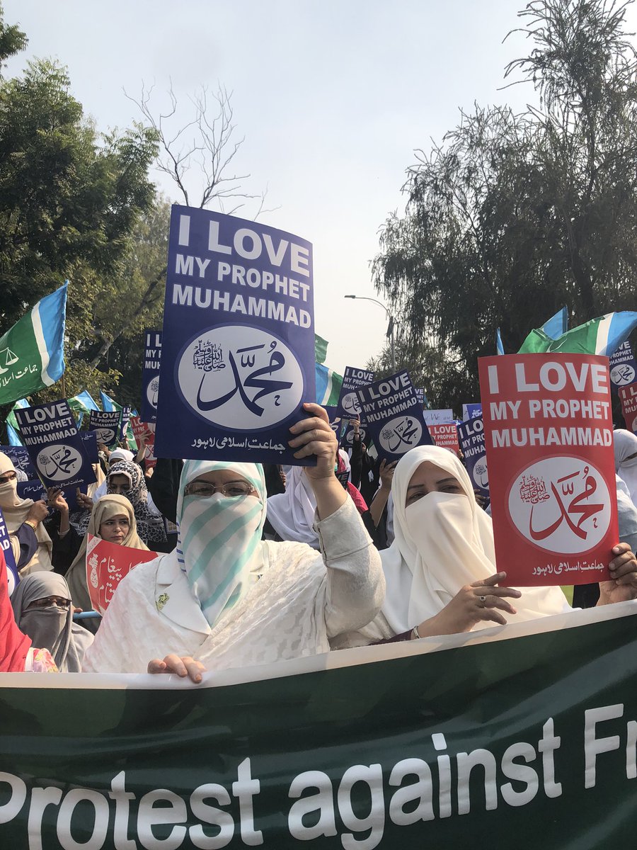 SamiaRQazi's tweet photo. #JIWomenProtestAgainstFrance
#Lahore Honoured 🤲💐❤️JI Rally .We love our beloved Prophet Mohammed #صلى_الله_عليه_وسلم #jiwomenrallyagainstblasphemy https://t.co/905BCSo1Ll