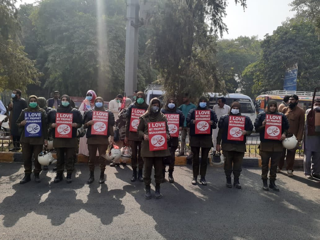 SamiaRQazi's tweet photo. #JIWomenProtestAgainstFrance
#Lahore Honoured 🤲💐❤️JI Rally .We love our beloved Prophet Mohammed #صلى_الله_عليه_وسلم #jiwomenrallyagainstblasphemy https://t.co/905BCSo1Ll