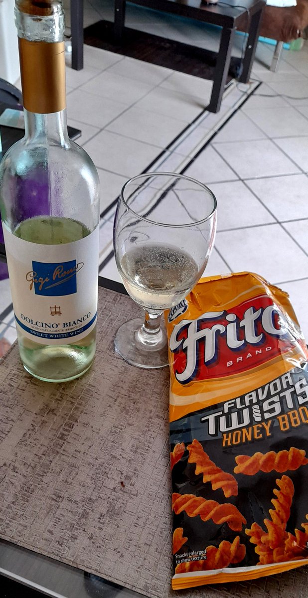 SShawna_LLevins's tweet photo. What? How do U get thru #Elections2020 .... this sustains me here in southern Italy🇮🇹🍷🙌😎 @DebraMessing @hollyrpeete   @aliceandolivia @ShoshanaBean @AshleyJudd @CecileRaubs @OfficialKimora @KatherineSophie https://t.co/rZwbELm1P0