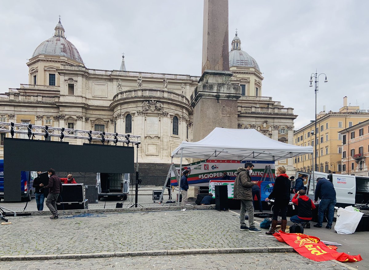 Scarcelli_C's tweet photo. Si allestisce piazza dell’Esquilino a Roma, per la conferenza stampa di @FIMCislStampa @fiomnet @UilmNazionale #scioperoxilcontratto #5novembre https://t.co/IM9rmWYbKK