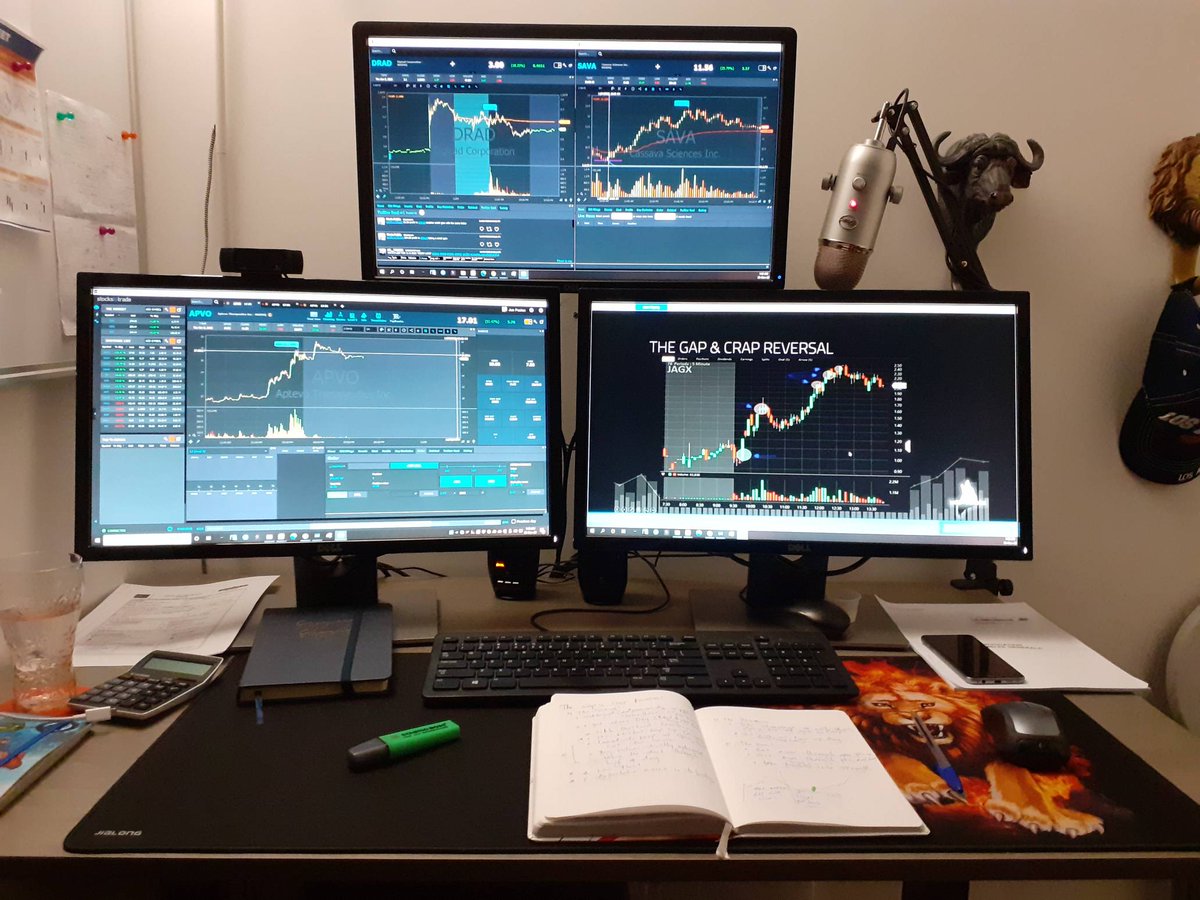 junpasion's tweet photo. Not a highend setup but enough for me - 3 monitors and an adjustable desk to allow to work standing.

Keep learning, until...

#TimSykes #TimBohen #RolandWolf https://t.co/uIJkLk6Tpf