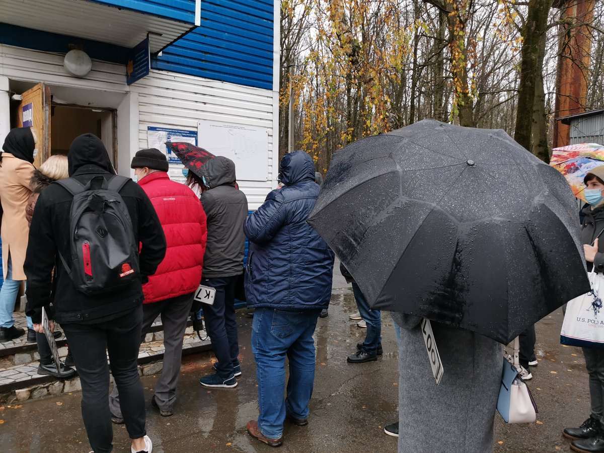 Angyr67's tweet photo. Вот, так с пандемией борятся сотрудники ГИБДД. Дождь. В здание вход перекрыт. Все люди под дождём на улице уже около часа https://t.co/YUSI57k34w