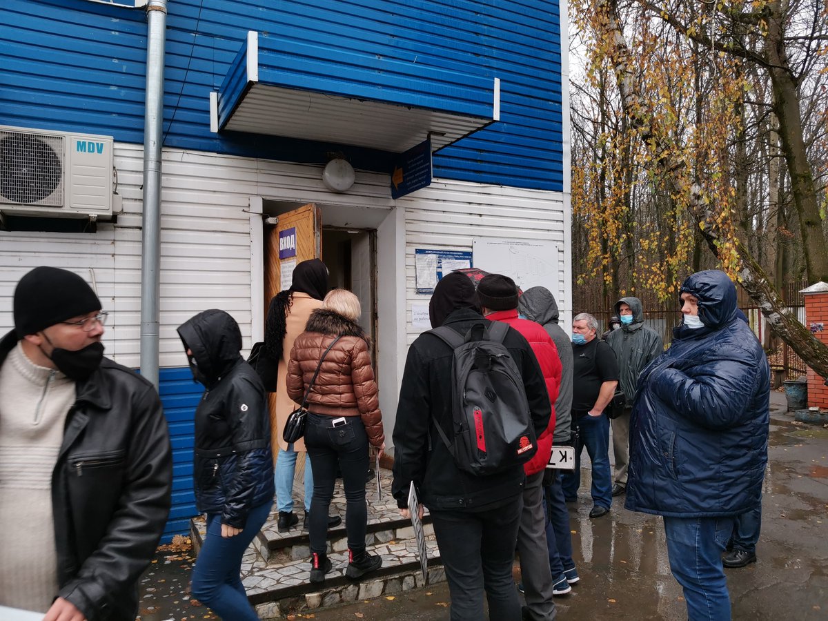 Angyr67's tweet photo. Вот, так с пандемией борятся сотрудники ГИБДД. Дождь. В здание вход перекрыт. Все люди под дождём на улице уже около часа https://t.co/YUSI57k34w