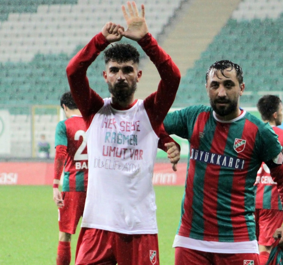 cifturnike's tweet photo. Karşıyakalı Harun Atalay'ın gol sevinci

" Her şey rağmen umut var." https://t.co/CVJ4Y6s40u
