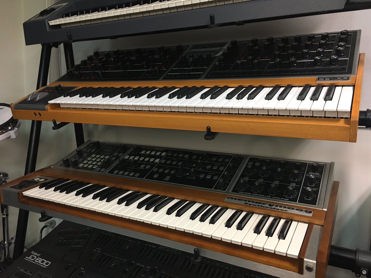 prophetRisa's tweet image. Moog Oneが仲間入りしました！！
memorymoogと並べると更にかっこいいです✌️
#moogone #memorymoogplus #memorymoog #synthesizer #シンセサイザー #シンセ女子 #シンセ女子risa