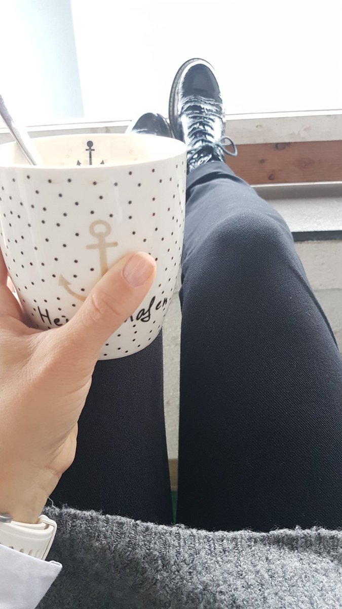 Havanna_11's tweet photo. Guten Morgen! Hier bitte, Augenschmaus #Kaffee #Beine #Strickpulli neu interpretiert https://t.co/sKIjJEVIAu