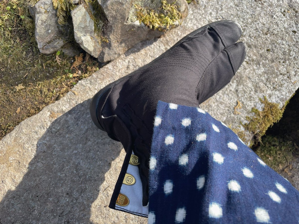 iedaV2's tweet photo. #比叡山 #延暦寺 ダッシュで回ってきた！

めちゃめちゃ走ったから、もうトレイルランとか修験道のきもち…笑

地下足袋…めっちゃイイぞ…山道も階段も踏ん張れるし、疲れない…！(とくに下りダッシュの安心感ハンパない…

(↓これは丸五のお祭り用！最高です！ありがとうございます！@tabimarugo ) https://t.co/hgys4L5nS9