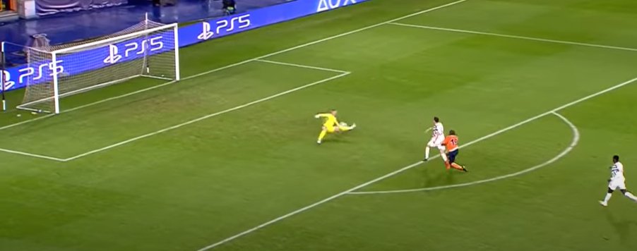 SaschaFltr's tweet photo. Ich kann es nicht oft genug sagen: In solchen Szenen (Stürmer dribbelt mit einem Verteidiger im Rücken auf das Tor zu) hat der Torhüter so weit vorn nichts verloren!
Ein Fehler, den u.a. Ederson gerne macht (https://t.co/4gq1RToIVU)
#Keeperanalyse | #BASMUN | #UCL https://t.co/dllsslhWrl