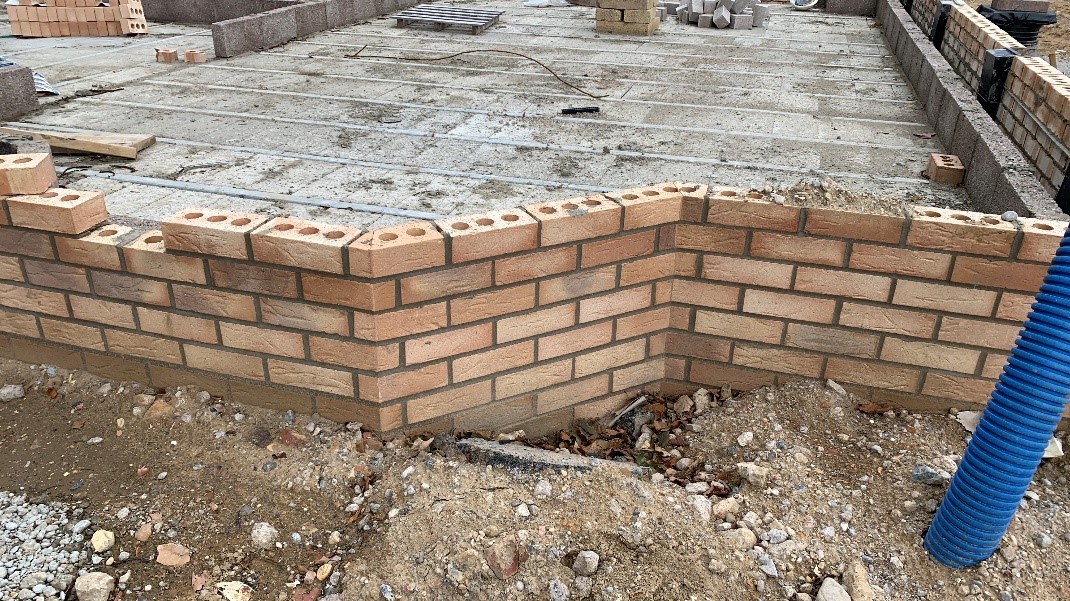 H_S_E's tweet image. A good example of detailed project planning. Factory cut and joined angled bricks for bay windows reduce dust on site. Find out more about how to control dust here: ow.ly/Y92S50CbcH2 #WorkRight #Dustbuster