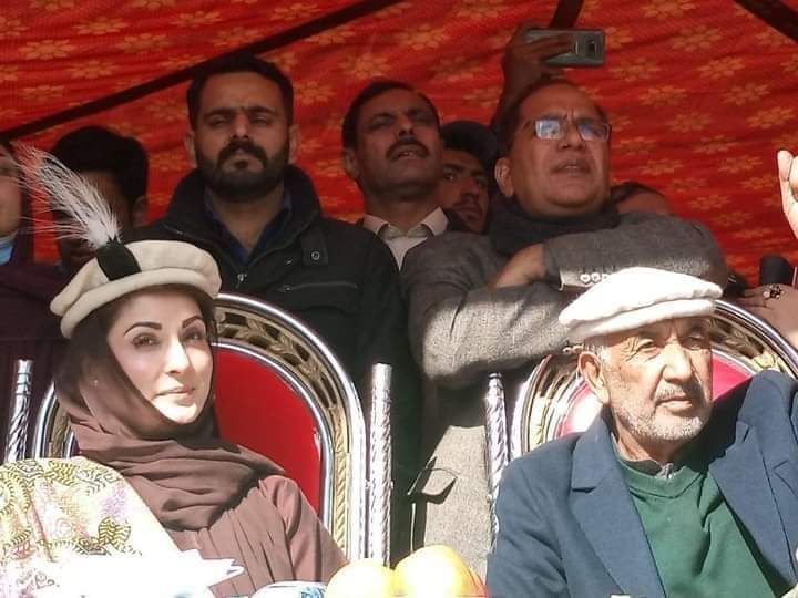 مریم نواز اور بلاول دونوں گلگت بلتستان میں لیکن اس دفعہ ایک سٹیج پر نہیں بلکہ ایک دوسرے کے خلاف الیکشن لڑ رہے ہیں ۔ اسکے بعد بائیس نومبر کو پی ڈی ایم کے پشاور جلسے میں پھر ایک ہی سٹیج پر ہوں گے۔
پتہ نہیں پاکستان کی قوم کب ان لٹیروں کو سمجھے گی کب ان فراڈیوں کے چنگل سے آزاد ہوگی