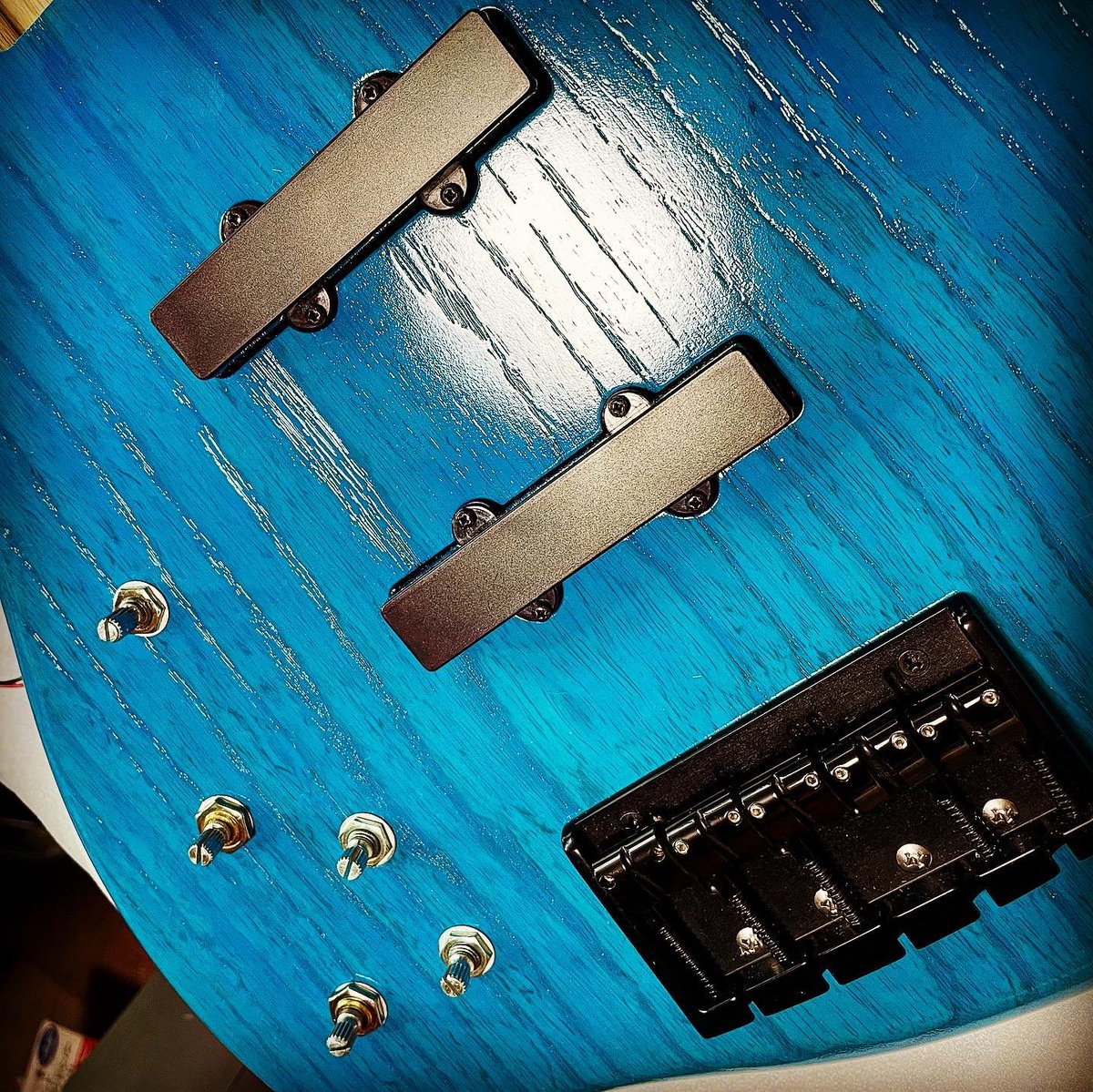 goro_murata's tweet photo. よもやよもやだ！

https://t.co/id6fXusfqJ

#5stringbass #leftybass #arttech #bass #bassist #turquoiseblue #生地着色 #openpore #オープンポア #aguilar #obp3 #ebonyfingerboard #ashbody #日頃の行いを信じて #私待つわ #結構待ったけど #日頃の行いが悪いのか #よもやよもやだ https://t.co/Pk2bT6SWQz