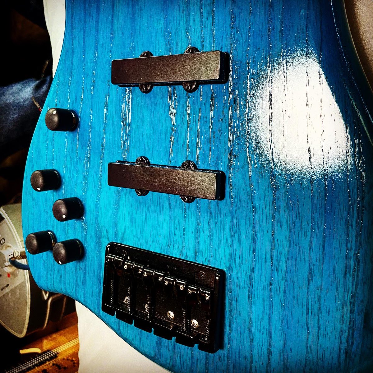 goro_murata's tweet photo. よもやよもやだ！

https://t.co/id6fXusfqJ

#5stringbass #leftybass #arttech #bass #bassist #turquoiseblue #生地着色 #openpore #オープンポア #aguilar #obp3 #ebonyfingerboard #ashbody #日頃の行いを信じて #私待つわ #結構待ったけど #日頃の行いが悪いのか #よもやよもやだ https://t.co/Pk2bT6SWQz