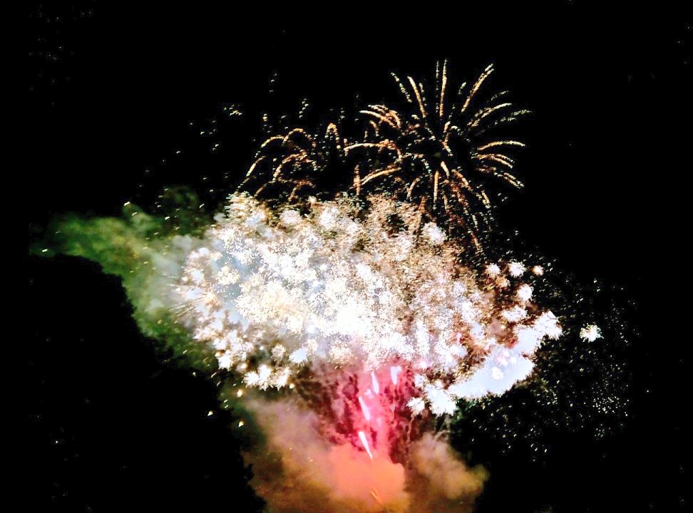 s4r4h_l's tweet photo. @ThePhotoHour @StormHour Day 1 of #Lockdown2 and #BonfireNight. How about we flood twitter with #FreeFirework photos once it's dark later today? Please join in, a lot safer than setting real ones off privately! #positivity #joy https://t.co/9vTZ3Fn6sv